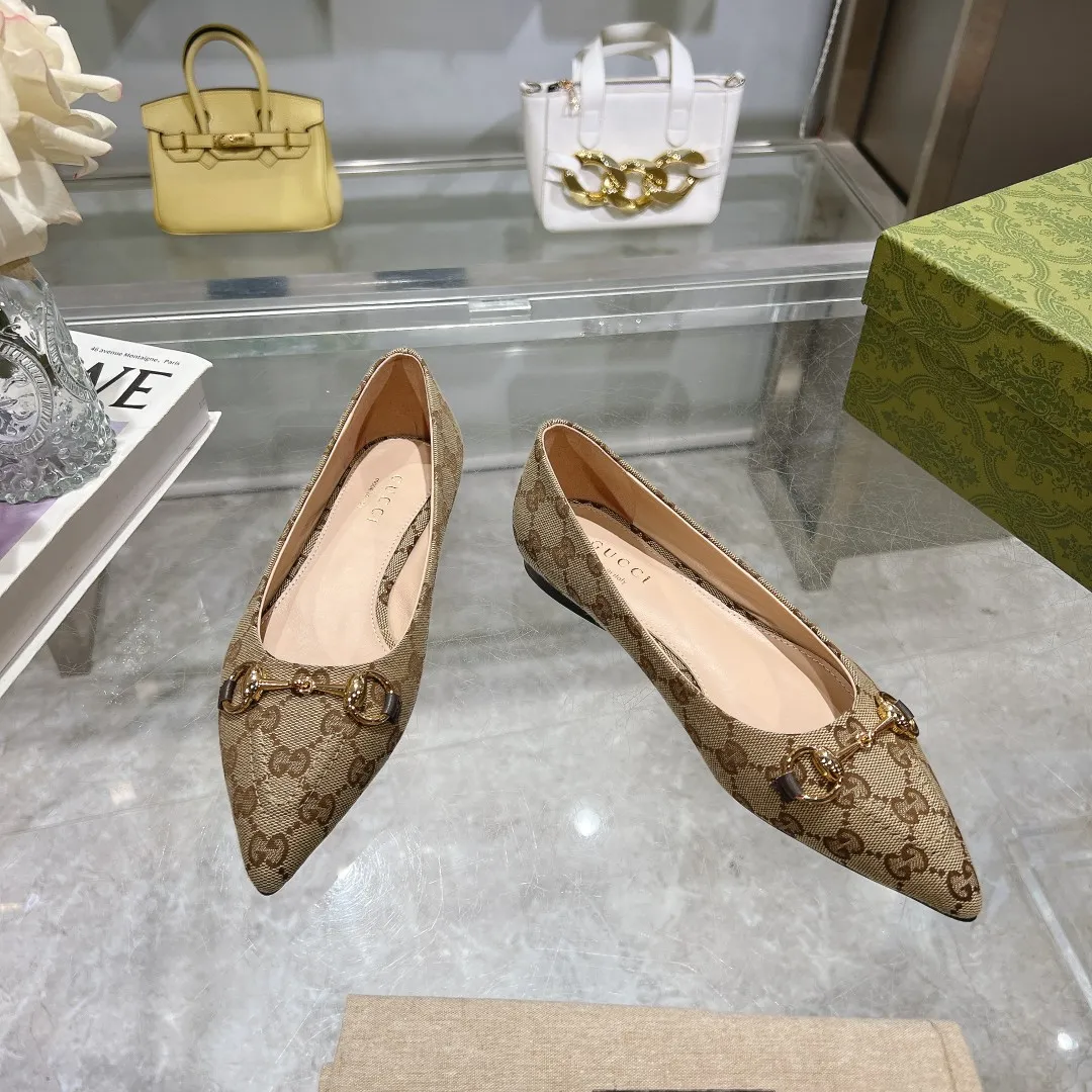 👟👟Ex-factory price 440👟👟 (genuine leather sole +40) Gucci Original GG canvas adds dazzling essence to these slingback pumps. Brown leather piping and light gold-toned hardware are complemented by beige and brown graphics. The pointed toe, elasticated straps and low heel all work together to create a comfortable fit. Upper: Made of first-layer imported patent cowhide/sheepskin lining. Outsole: Rubber non-slip outsole/genuine leather outsole. Size: 35-42 (34/41 42 customized, non-refundable)​